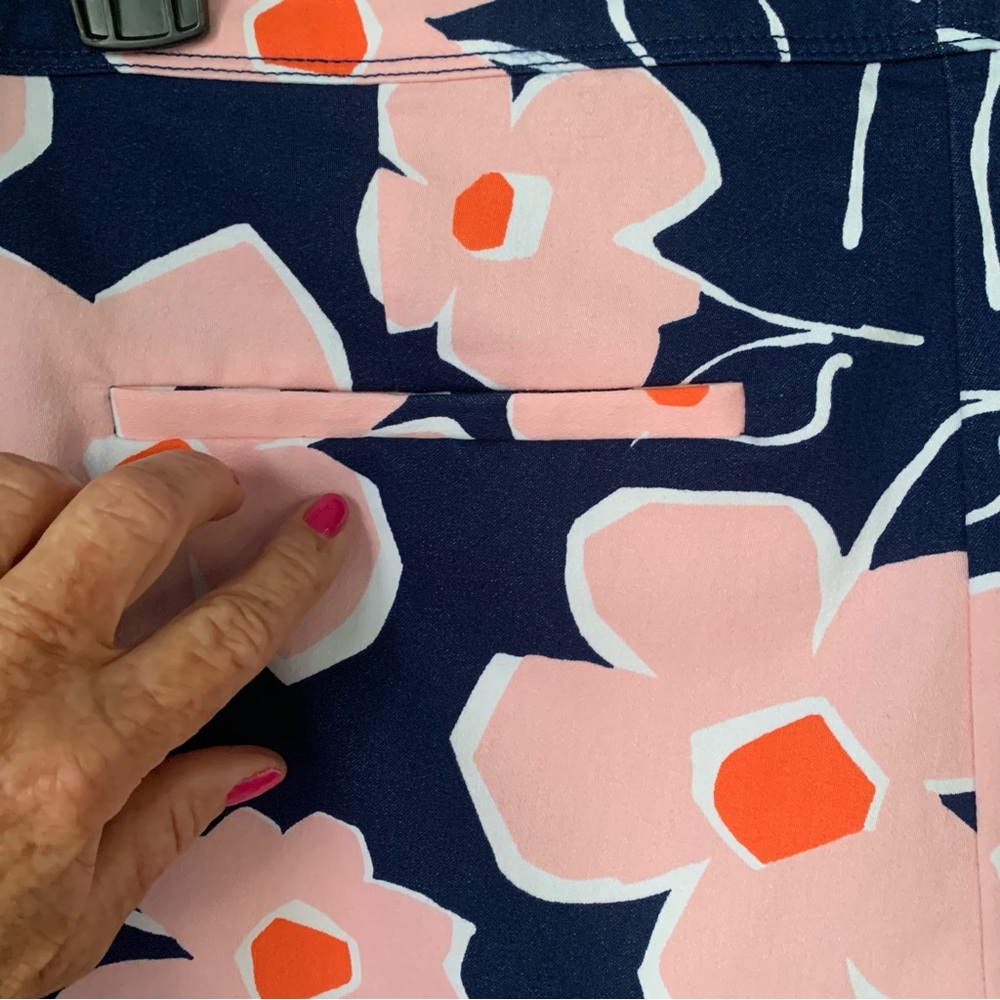Isaac Mizrahi (Size 16) Pink and Navy Scalloped, Tailored Floral Shorts - Picture 8 of 9